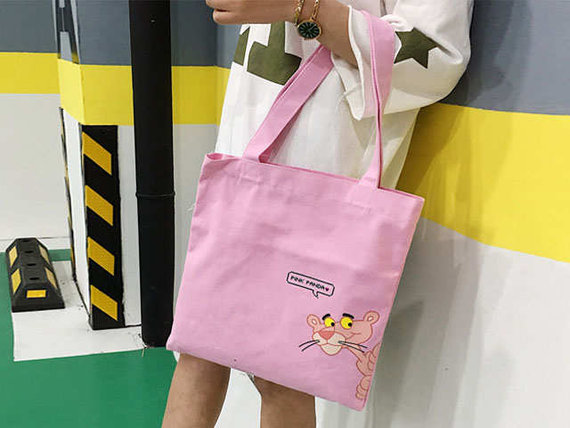 女生手挽手提帆布袋展示